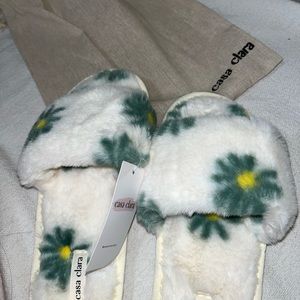 Casa Clara Green Daisy Slippers 💚🌼